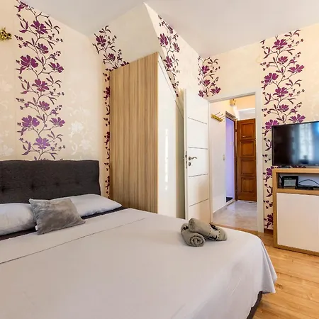 Center With Jacuzzi דירה