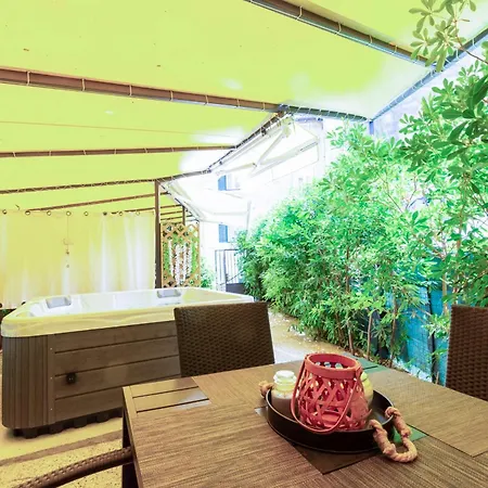 Center With Jacuzzi 스플리트