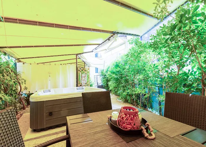 Center With Jacuzzi 스플리트