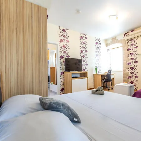 Appartement Center With Jacuzzi Split