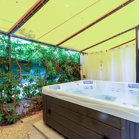 Center With Jacuzzi *