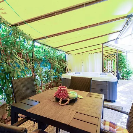 Appartement Center With Jacuzzi Split