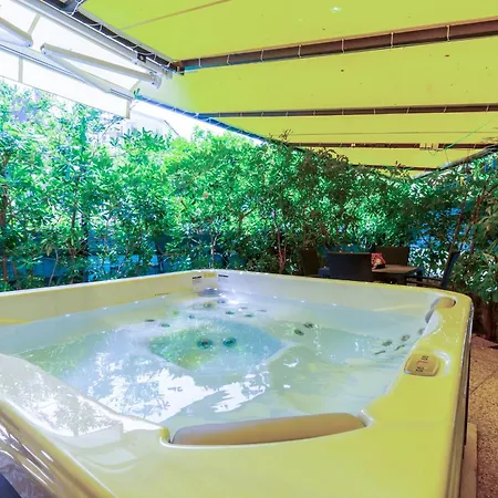 Center With Jacuzzi *