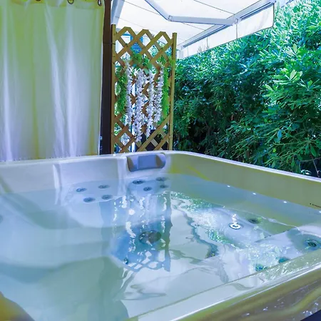 Center With Jacuzzi Διαμέρισμα *